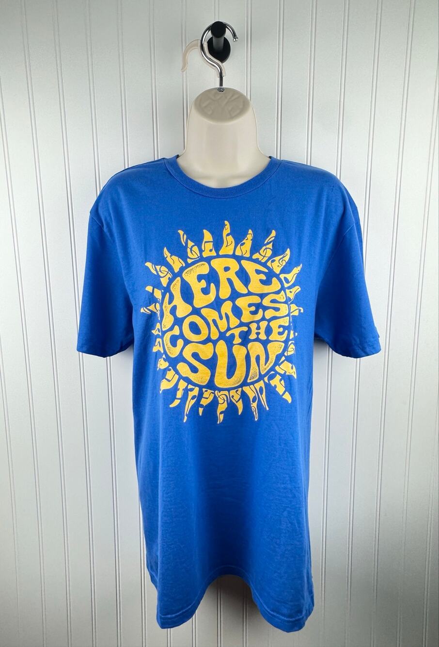 Rhythm & Beat Here Comes the Sun Graphic T-Shirt Medium Blue